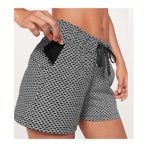 Lululemon on the fly shorts in Patterned black 8